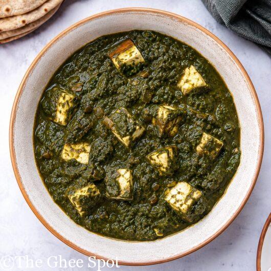 Stewed spinach with fresh paneer