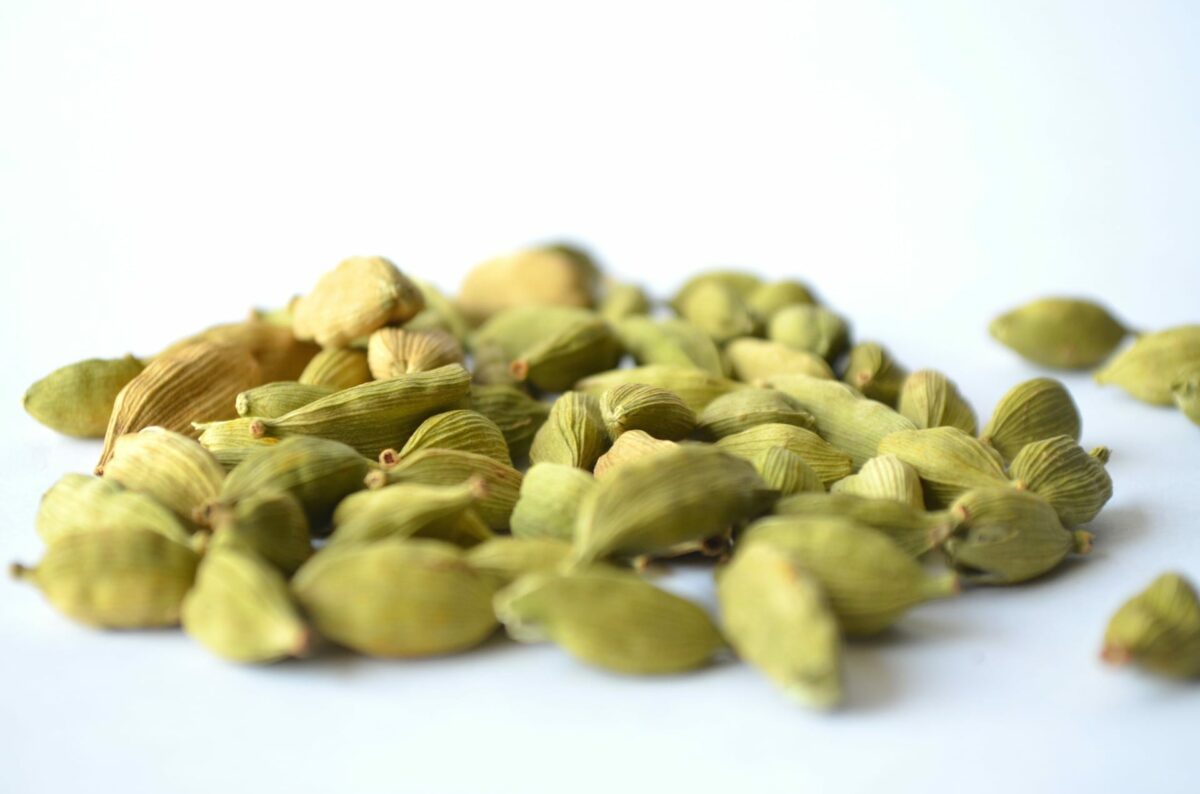 Whole cardamom pods